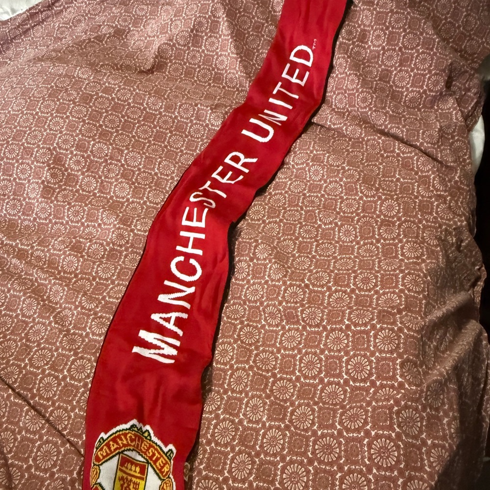 Manchester United Black and Red π§£ scarf Never worn Unisex
